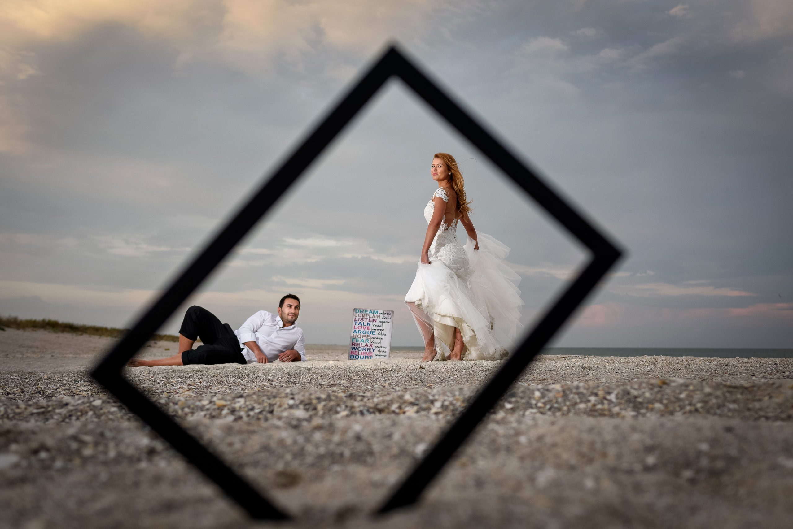o imagine de nuntă atât de distractivă și unică - trash the dress la mare