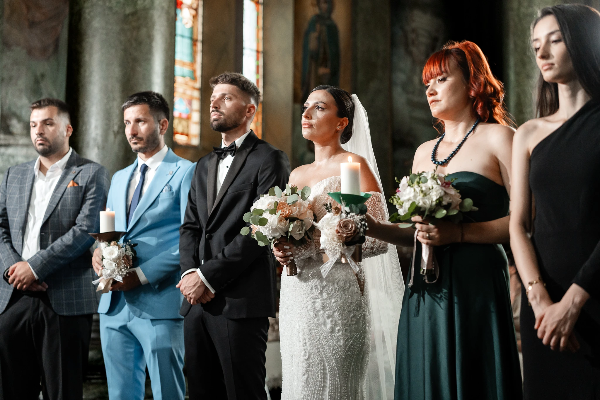 Mirii și invitații în biserică, în timpul ceremoniei religioase din Hârșova