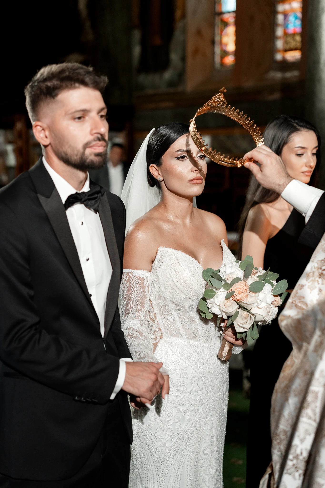 Preotul așază cununia deasupra capului miresei la ceremonia religioasă din Hârșova