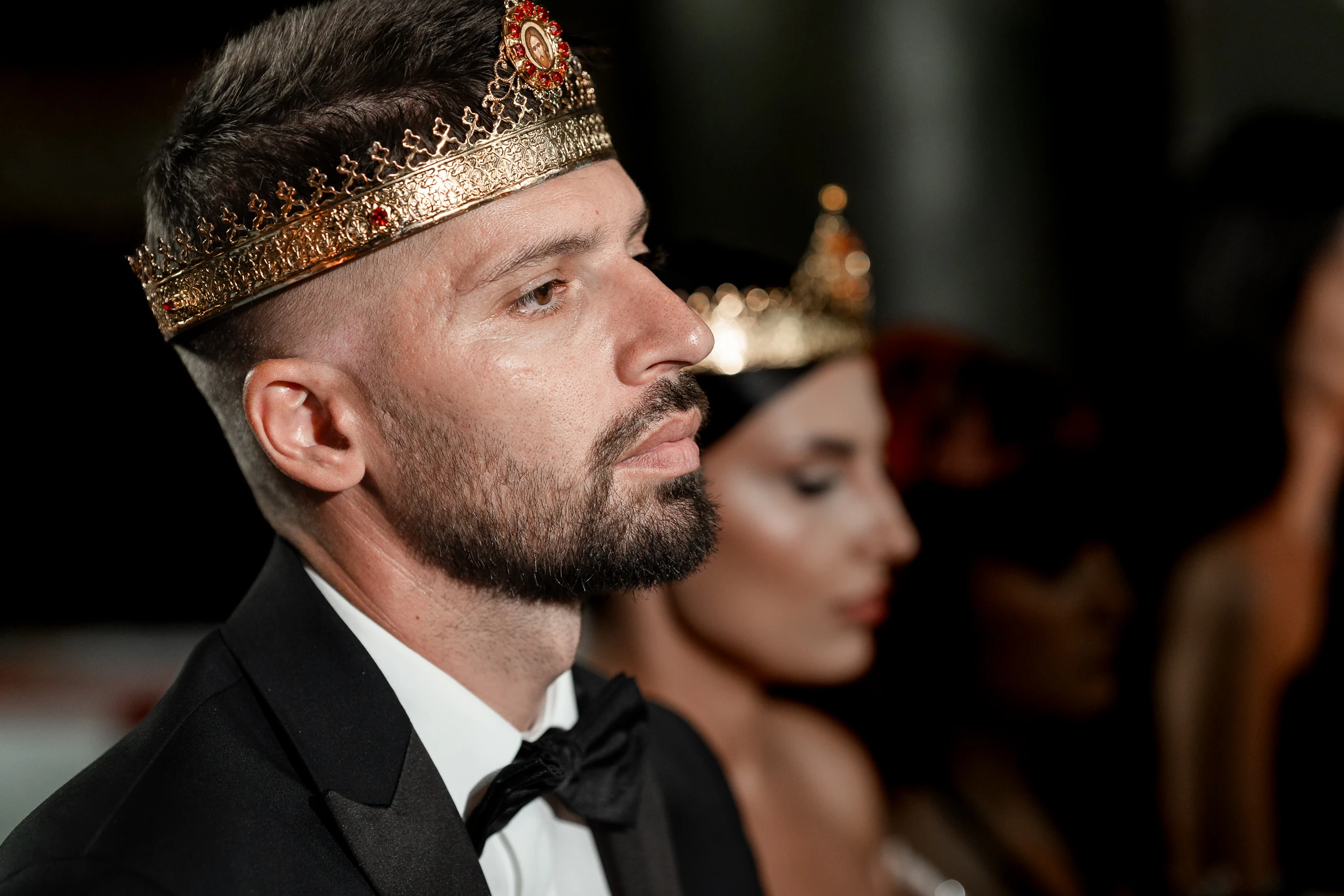 Portretul mirelui Ionuț cu cununia pe cap la ceremonia religioasă din Hârșova