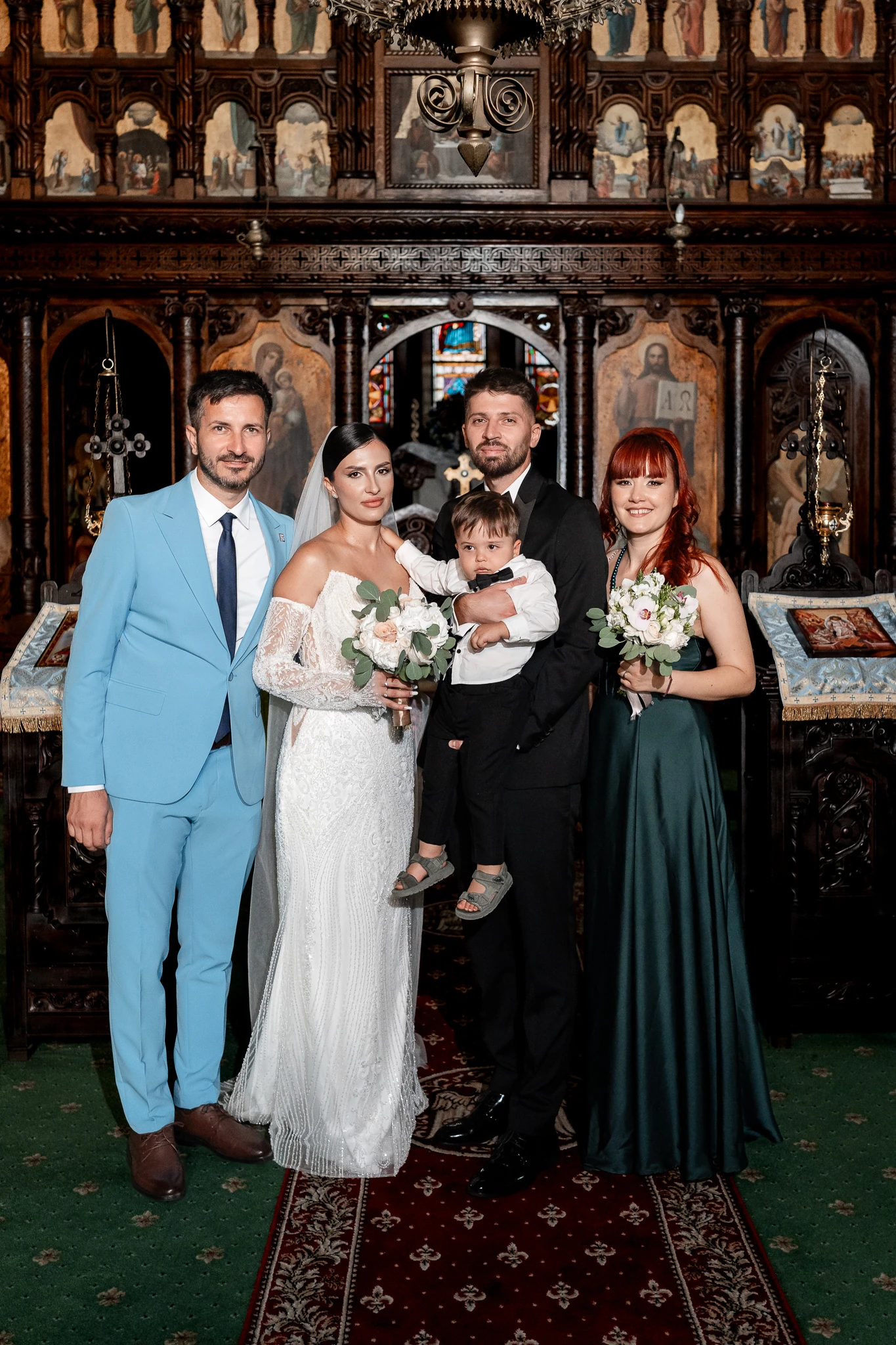 Mara și Ionuț cu un băiețel și invitații, după ceremonia religioasă din Hârșova