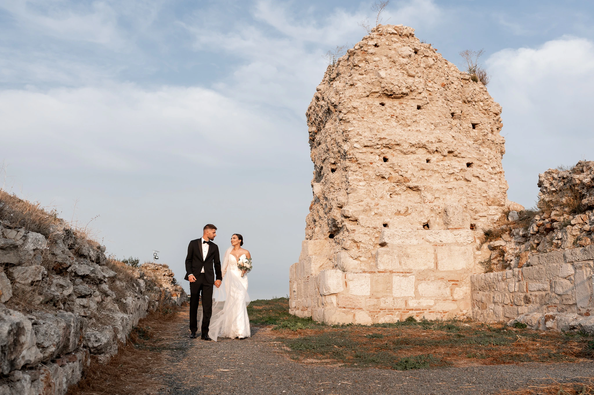 Fotografie de nuntă la Cetatea Carsium din Hârșova: Mara și Ionuț lângă zidurile de piatră