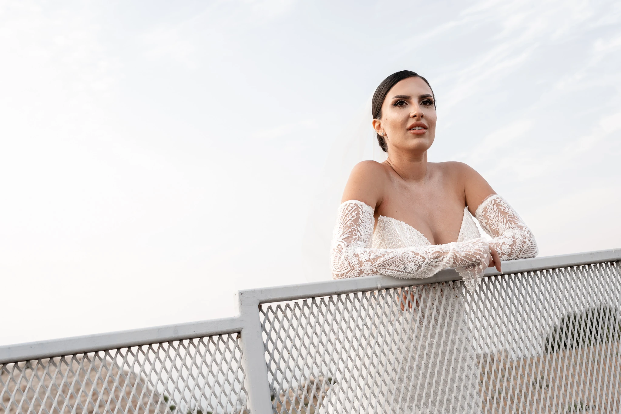 Mireasa sprijinită de balustradă, fotografiată de jos la ședința de nuntă din Hârșova