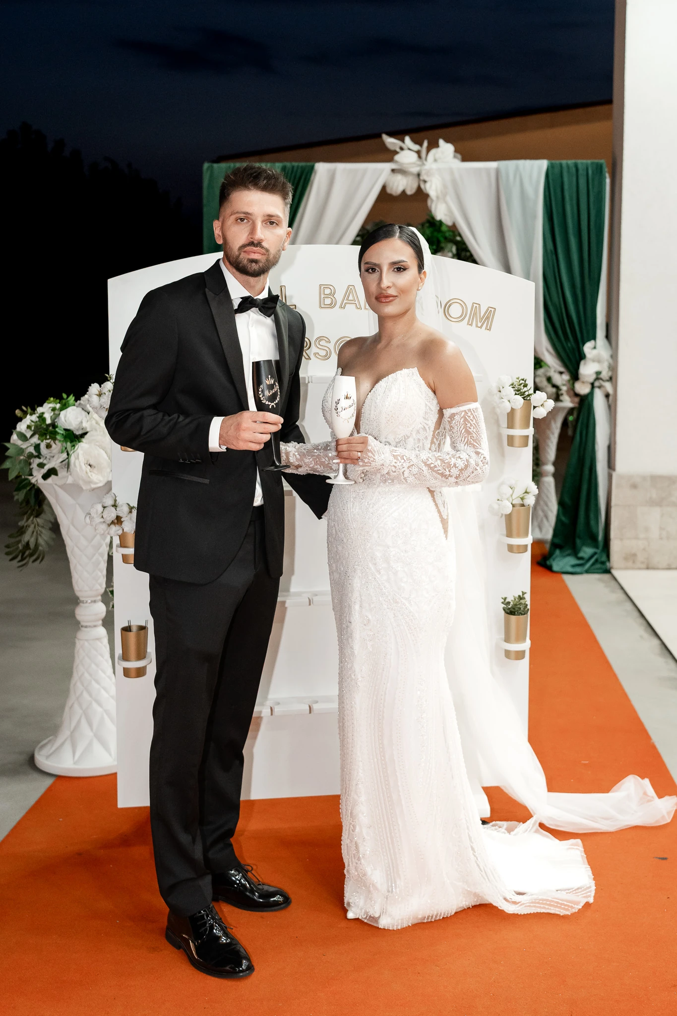Mara și Ionuț cu pahare în mână la petrecerea de nuntă de la Imperial Ballroom Hârșova