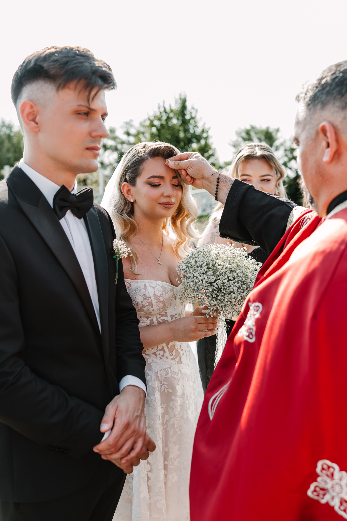 Ceremonie religioasă ortodoxă în aer liber la IDONI by Jubile, Snagov, cu Alina și Marius la altar - fotografie FOTOTIME