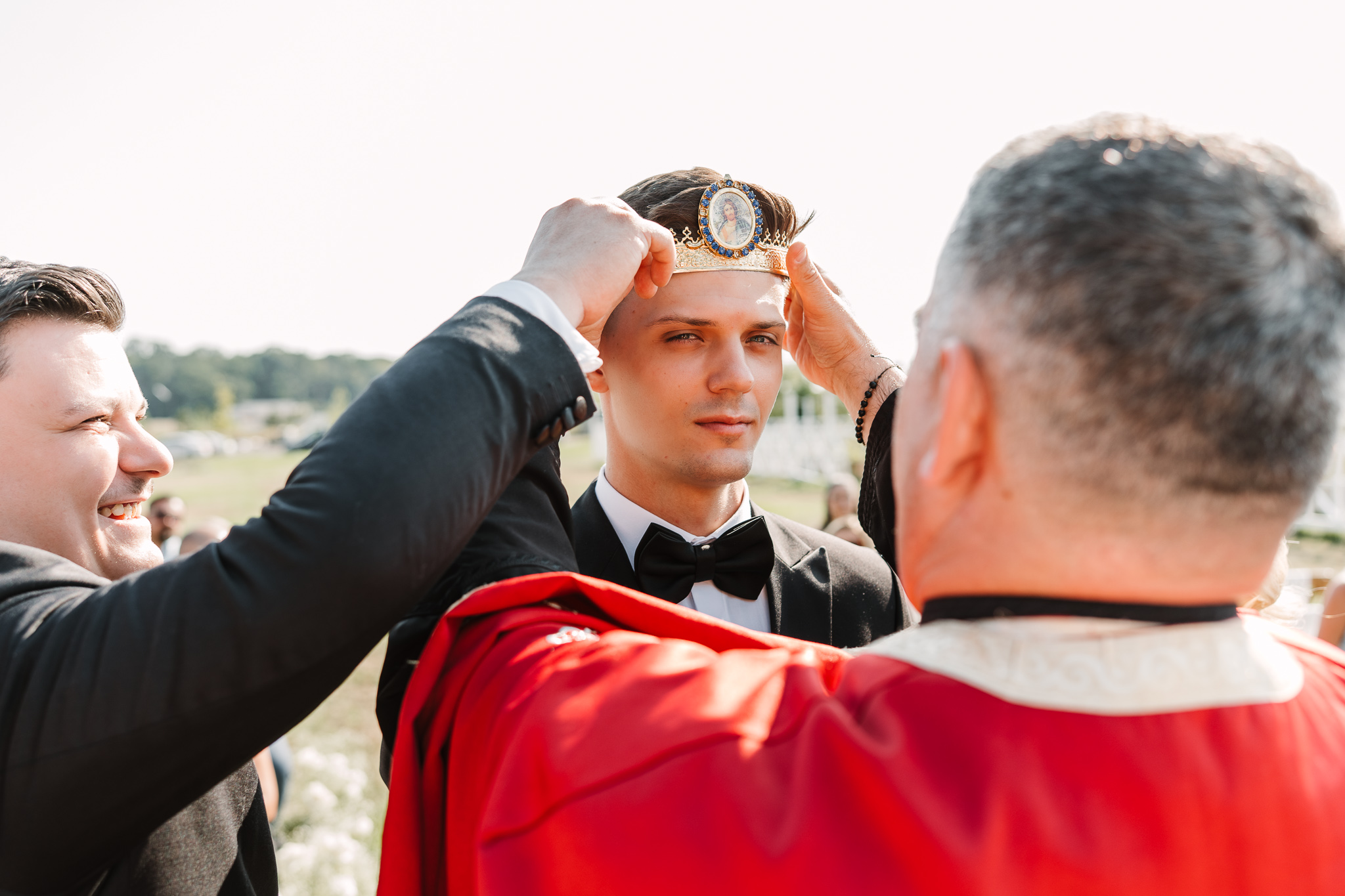 Ceremonie religioasă ortodoxă în aer liber la IDONI by Jubile, Snagov, cu Alina și Marius la altar - fotografie FOTOTIME