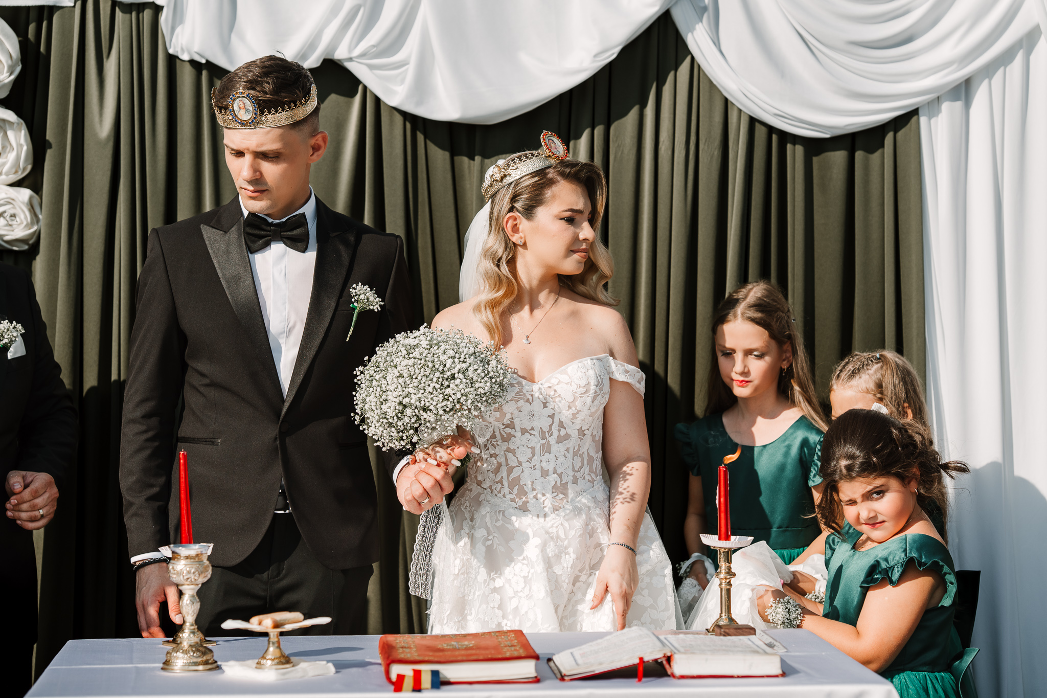Alina și Marius la ceremonia de nuntă în aer liber, alături de familie și invitați, la IDONI by Jubile, Snagov