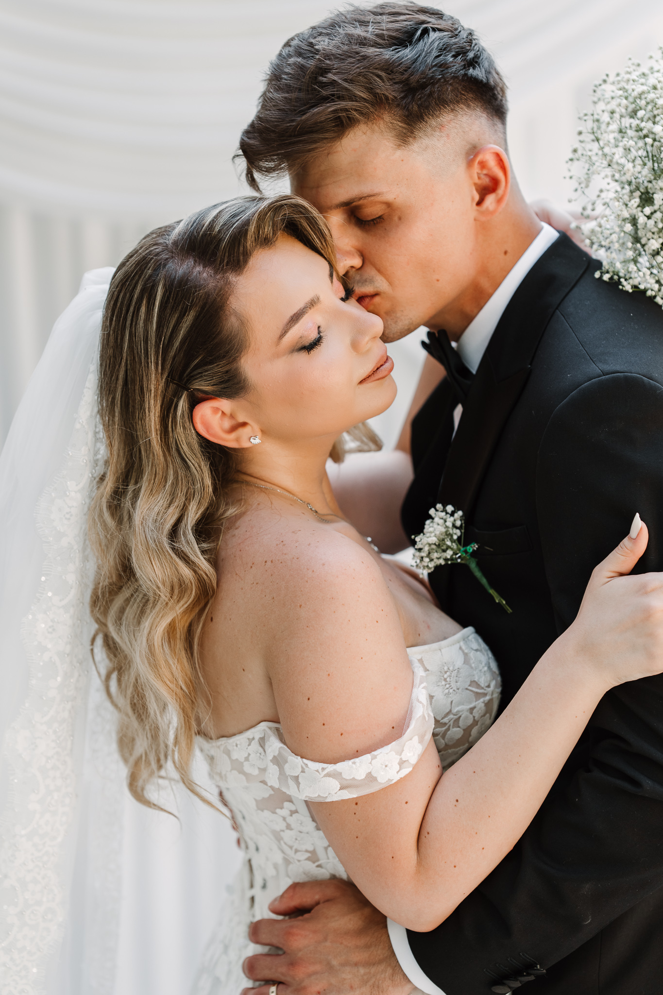 Portret de cuplu cu Alina și Marius în ziua nunții, la IDONI by Jubile, Snagov - fotografie FOTOTIME