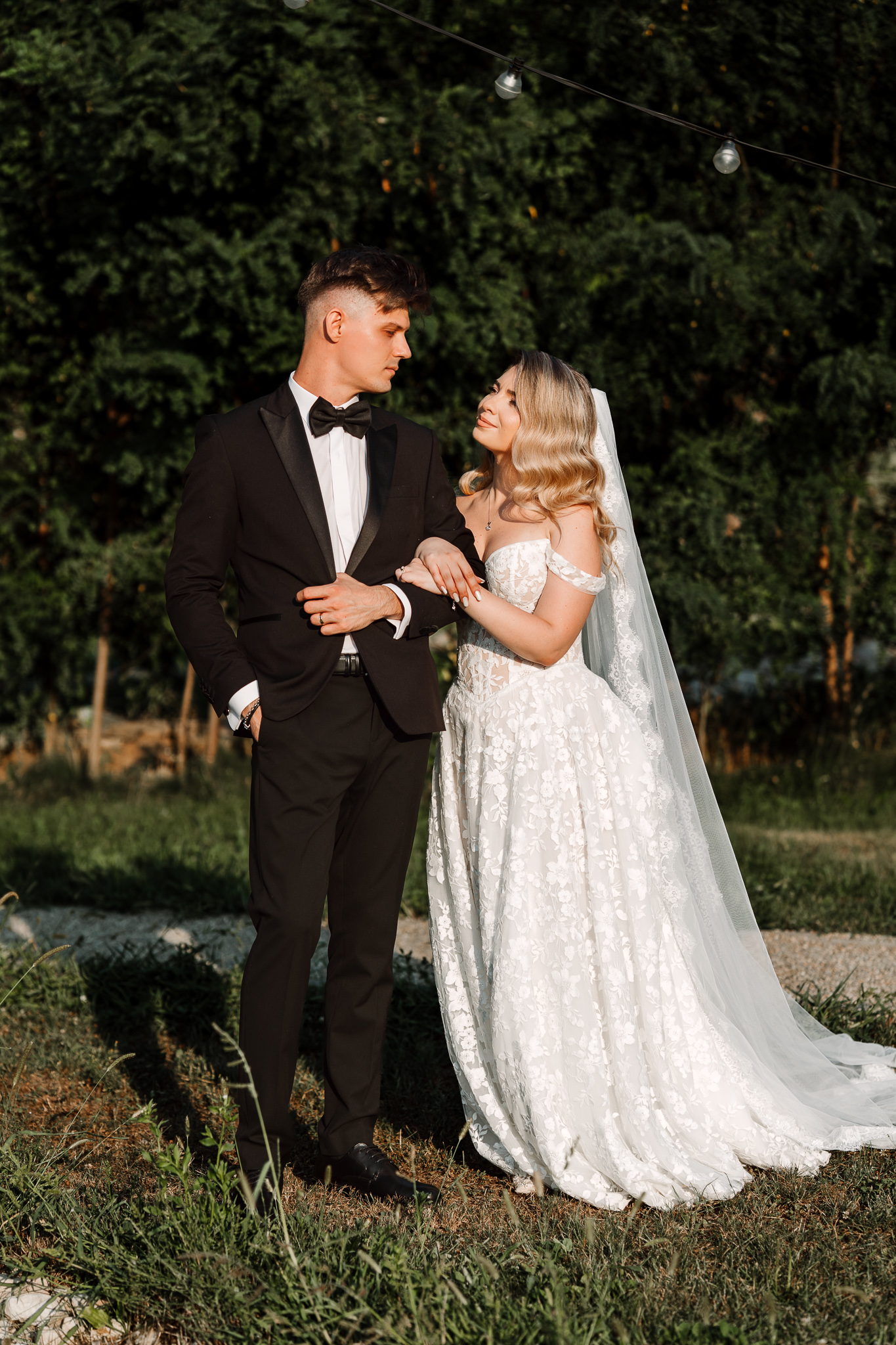 Alina și Marius îmbrățișați în timpul ședinței foto din ziua nunții la IDONI by Jubile, Snagov