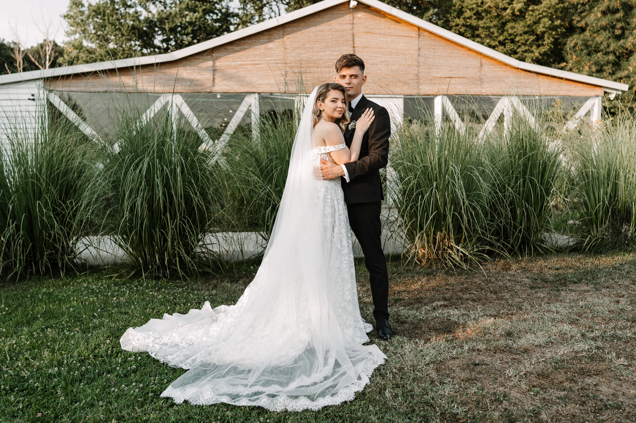 Alina și Marius îmbrățișați în timpul ședinței foto din ziua nunții la IDONI by Jubile, Snagov