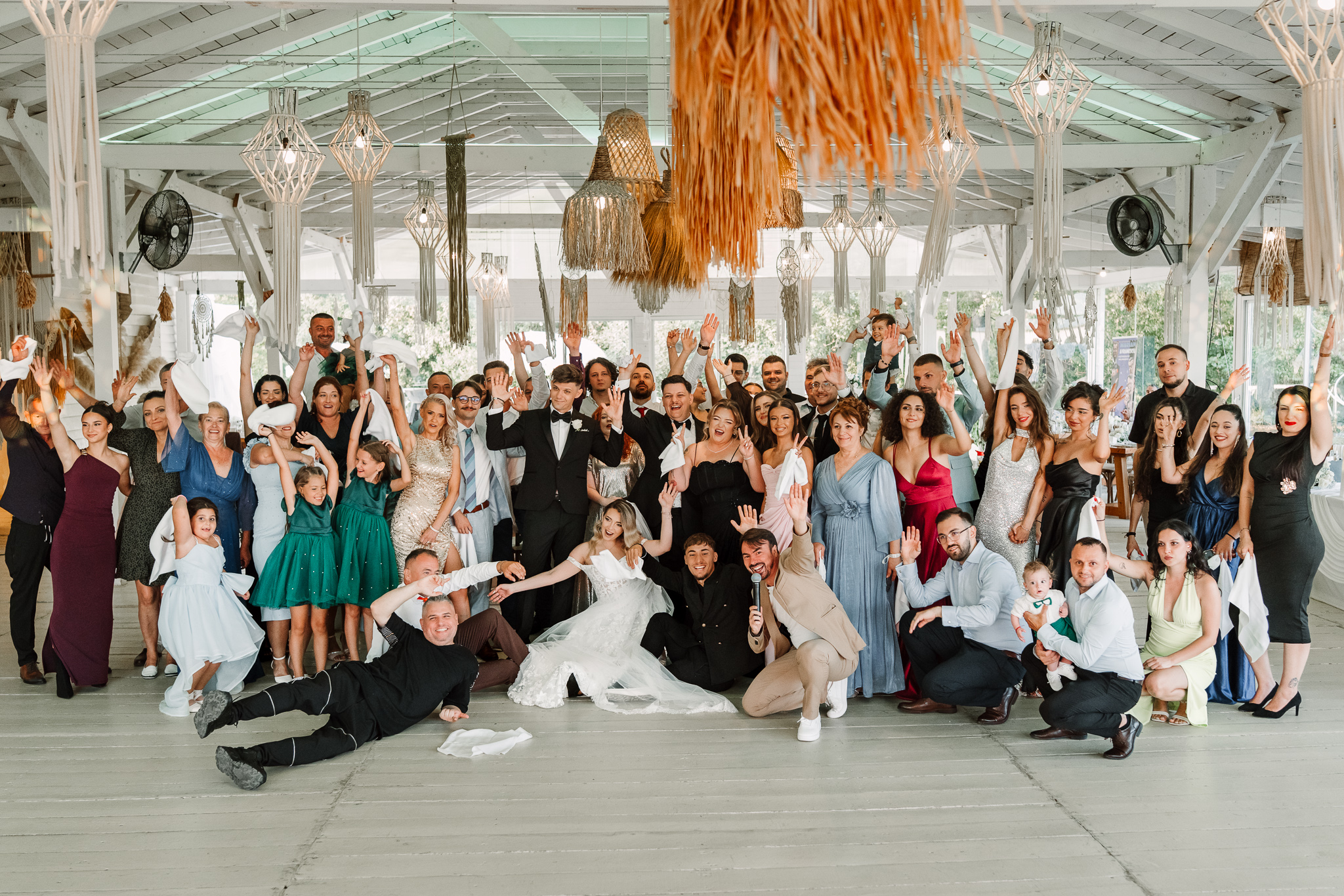 Fotografie de grup la nuntă la hambar, la IDONI by Jubile, Snagov, cu Alina și Marius - fotografie FOTOTIME