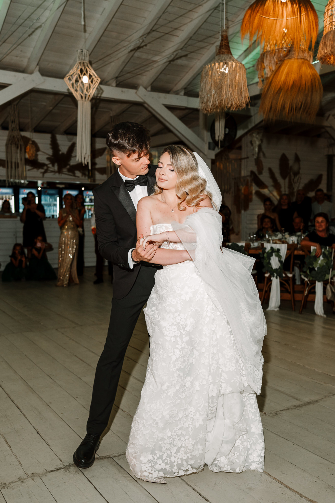 Alina și Marius dansând la petrecerea de nuntă de la IDONI by Jubile, Snagov - fotografie FOTOTIME