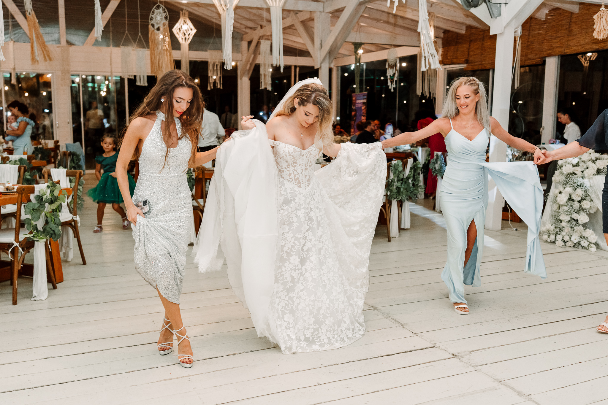 Alina și Marius dansând la petrecerea de nuntă de la IDONI by Jubile, Snagov - fotografie FOTOTIME