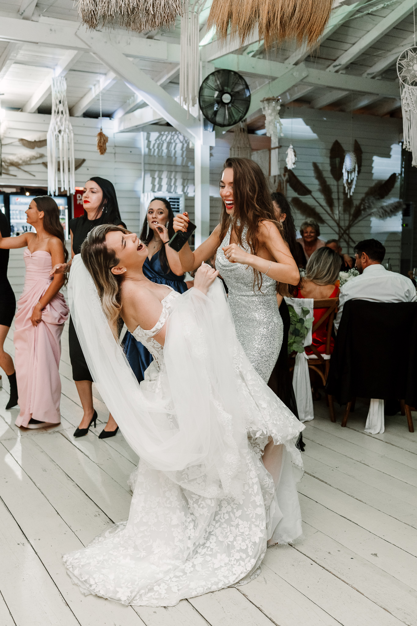 Invitații dansând la petrecerea de nuntă la hambar de la IDONI by Jubile, Snagov - fotografie FOTOTIME