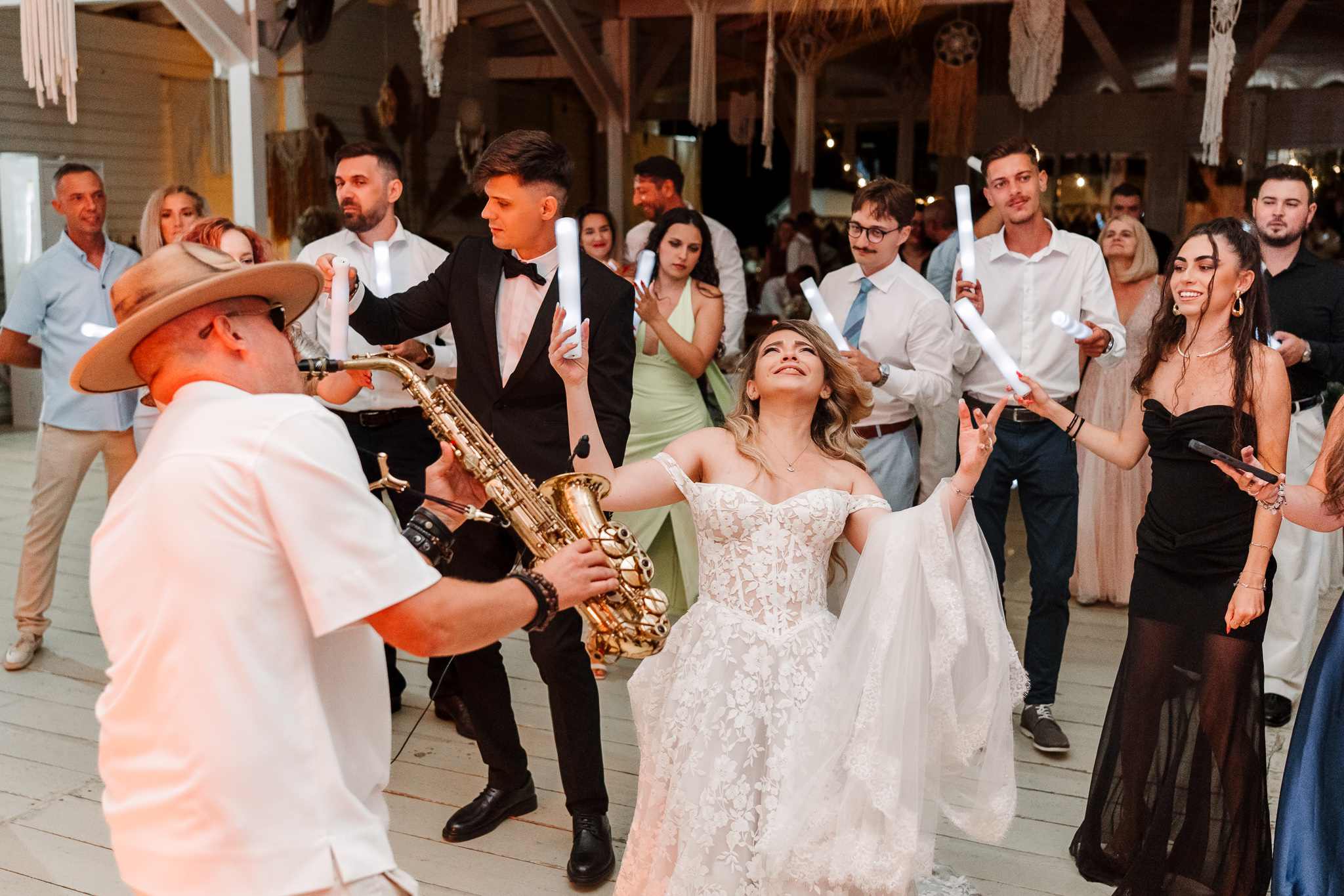 Mireasa dansând la petrecerea de nuntă la hambar de la IDONI by Jubile, Snagov - fotografie FOTOTIME