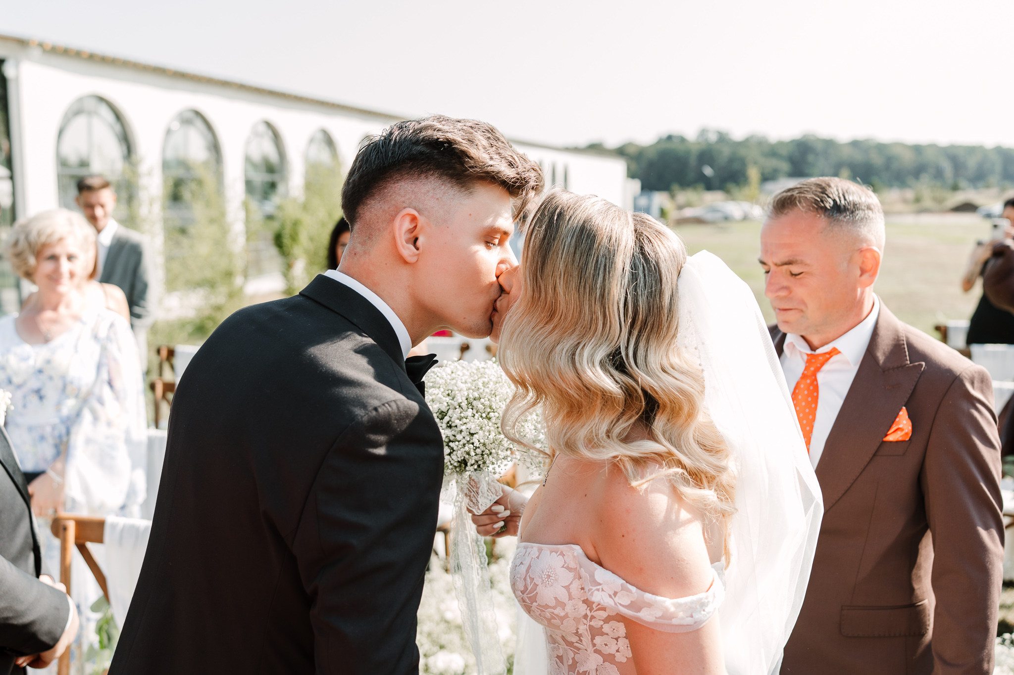 Alina și Marius în timpul ceremoniei religioase în aer liber la IDONI by Jubile, Snagov - fotografie de nuntă FOTOTIME