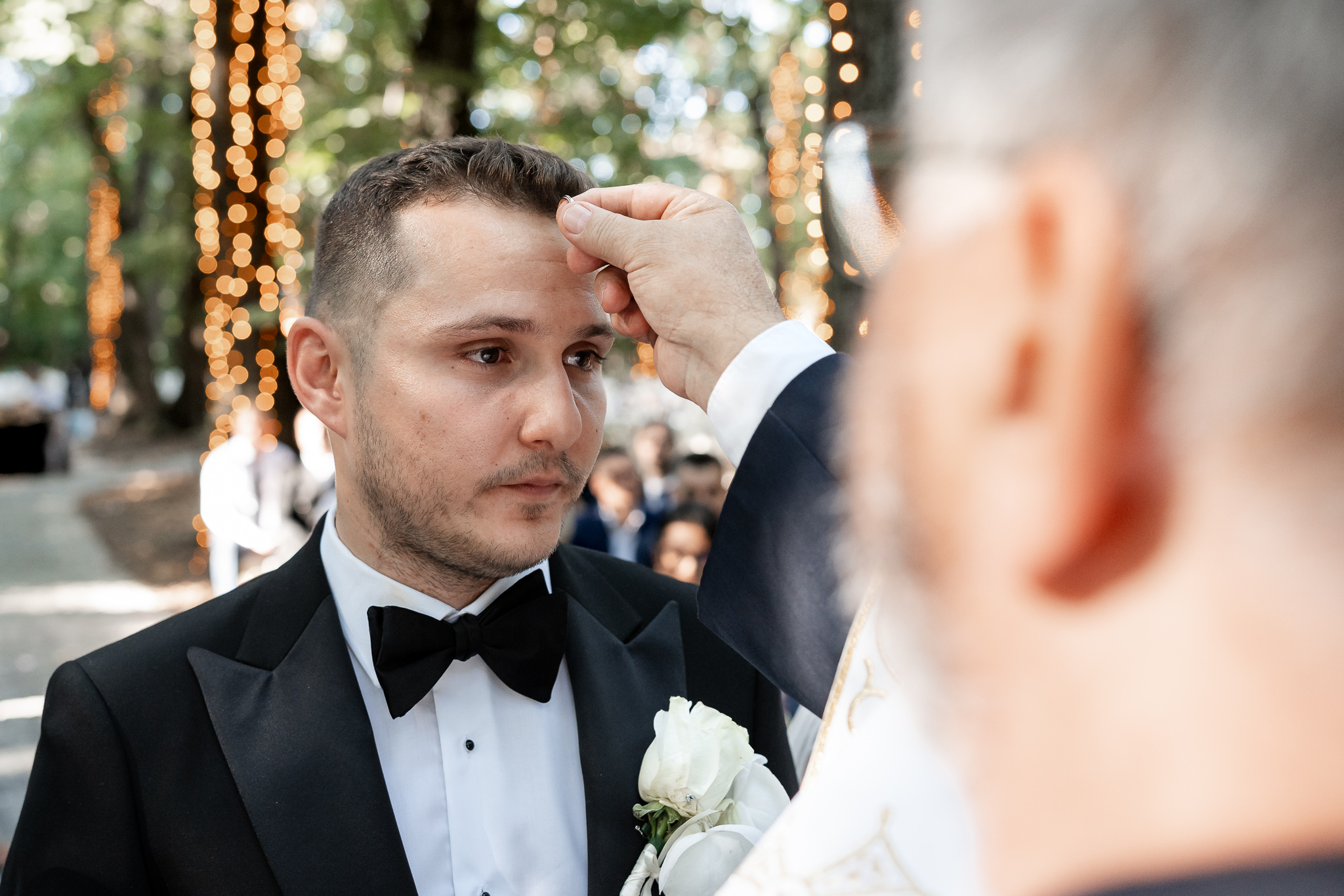 Mălina și Andrei la ceremonia religioasă în aer liber, în pădure, la Pădurile Regale