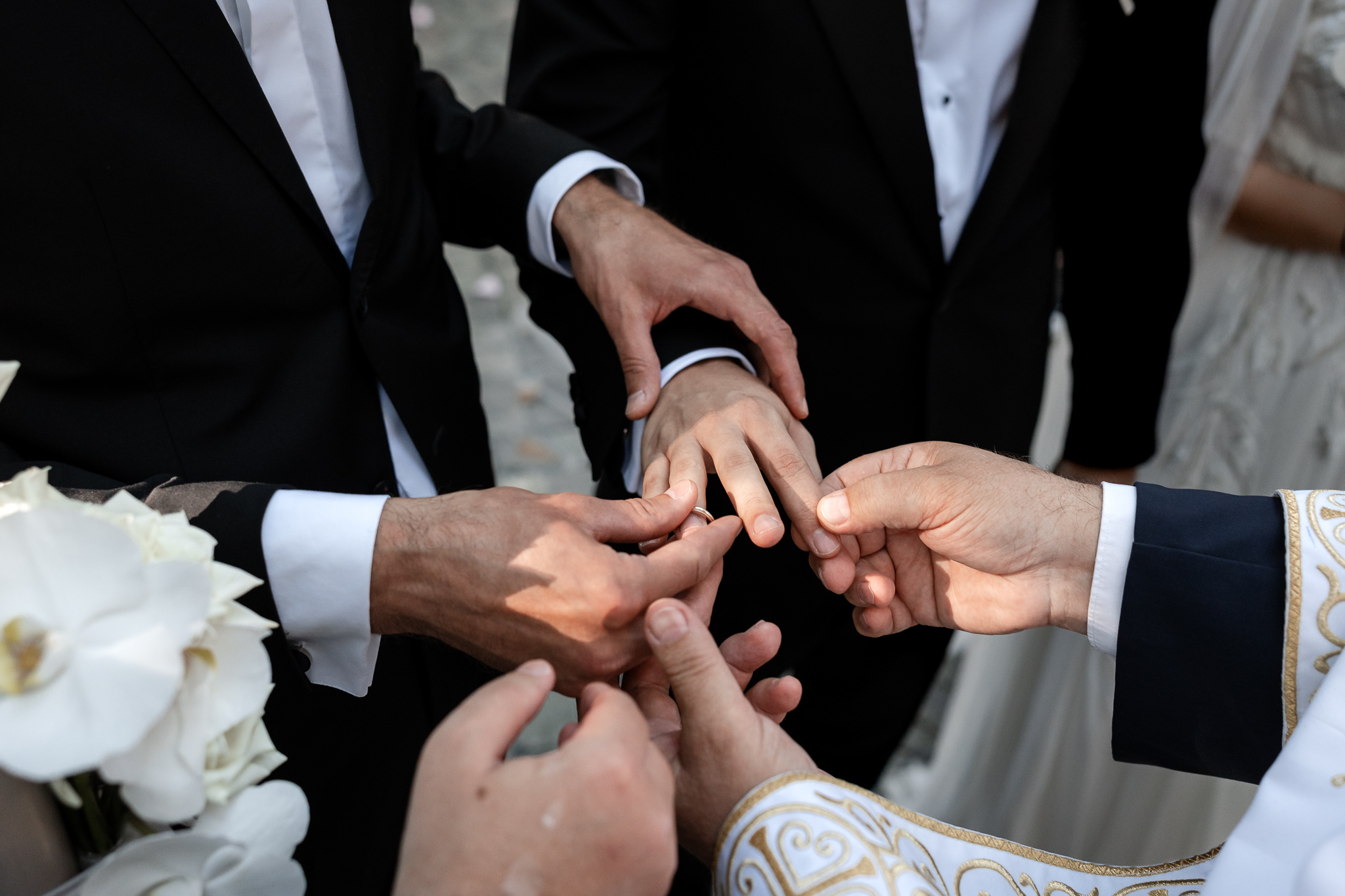 Ceremonie religioasă în aer liber la Pădurile Regale, cu mirii și invitații în mijlocul pădurii
