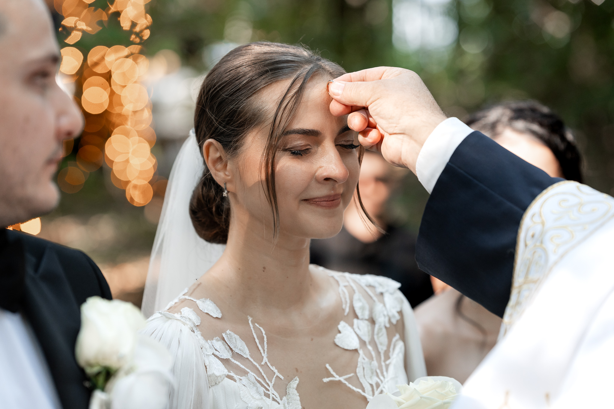Mălina și Andrei la ceremonia religioasă în aer liber, în pădure, la Pădurile Regale