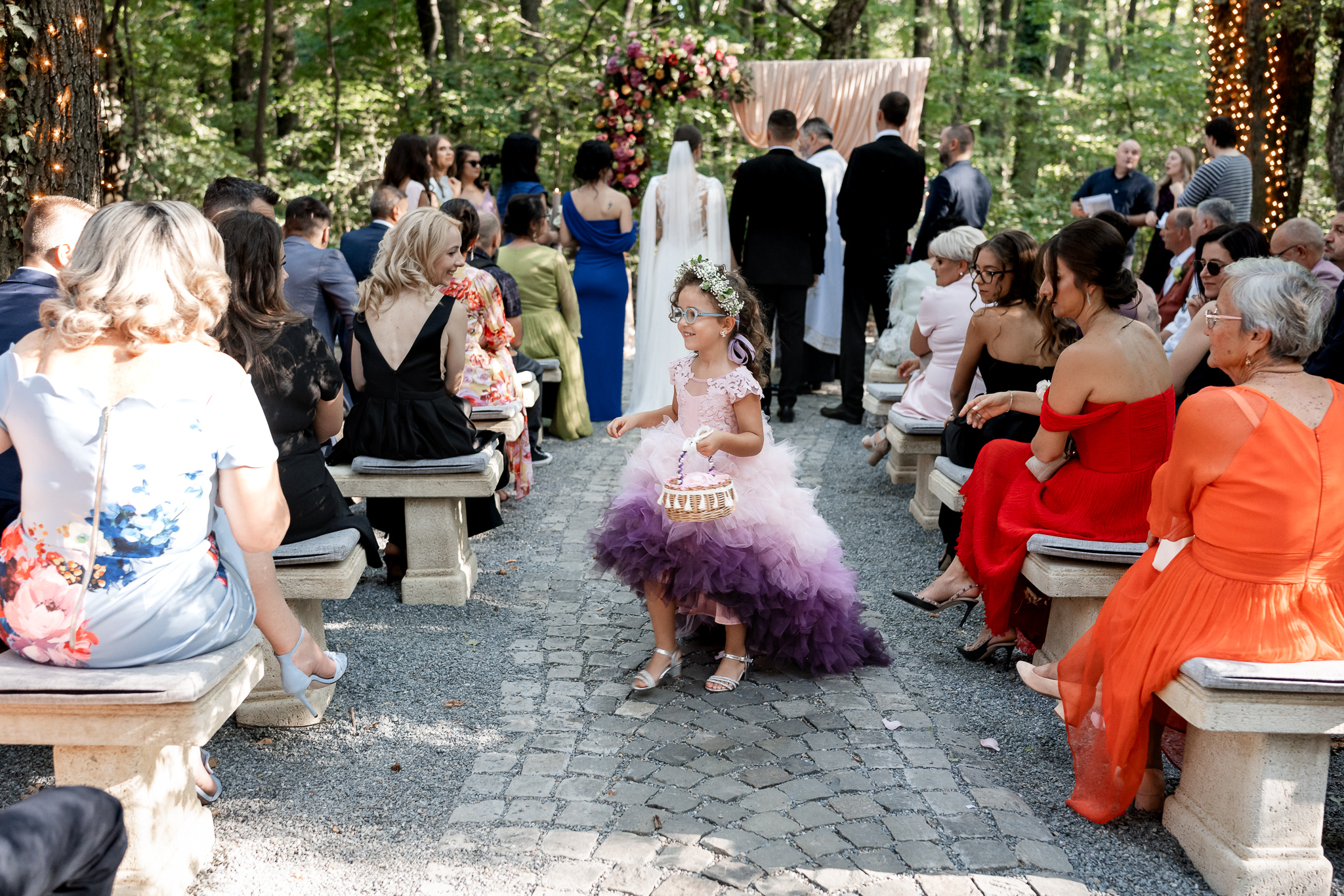 Mălina și Andrei la ceremonia religioasă în aer liber, în pădure, la Pădurile Regale