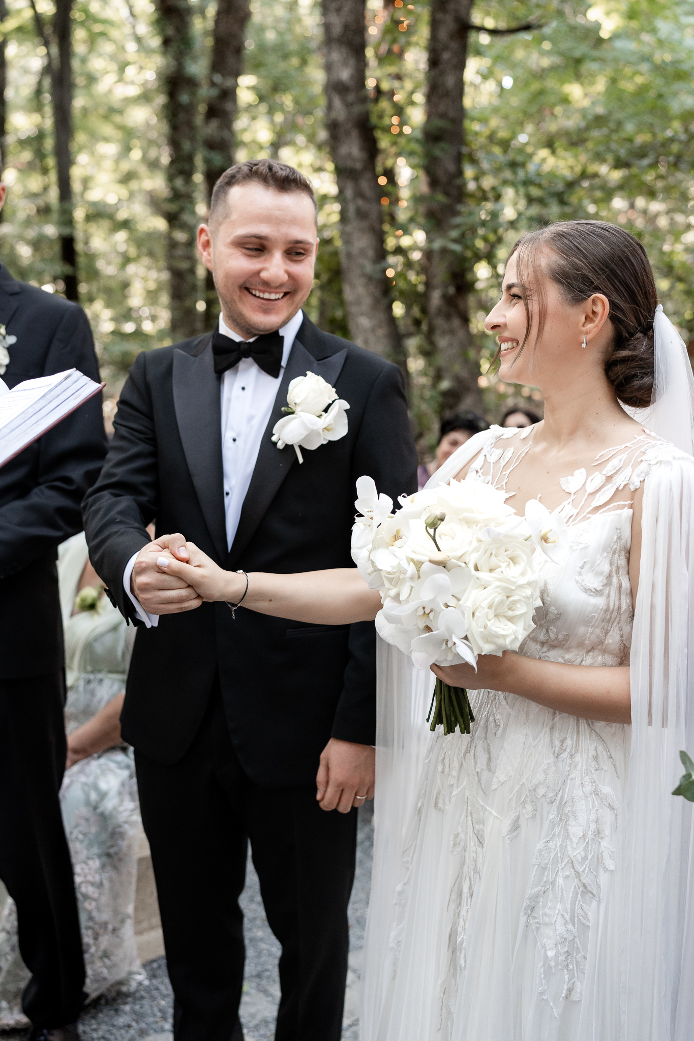 Ceremonie religioasă în aer liber la Pădurile Regale, cu mirii și invitații în mijlocul pădurii