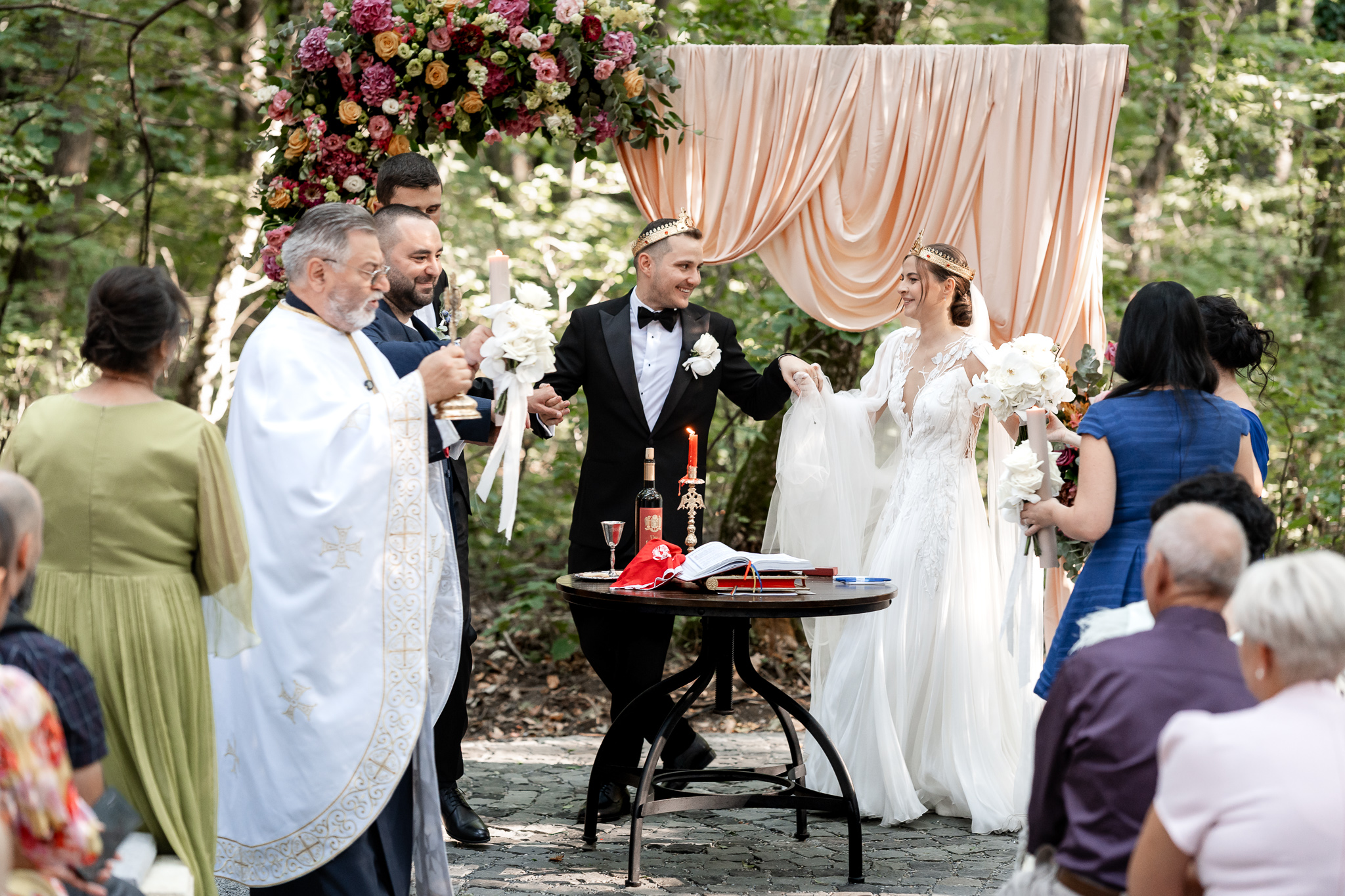 Ceremonie religioasă în aer liber la Pădurile Regale, cu mirii și invitații în mijlocul pădurii