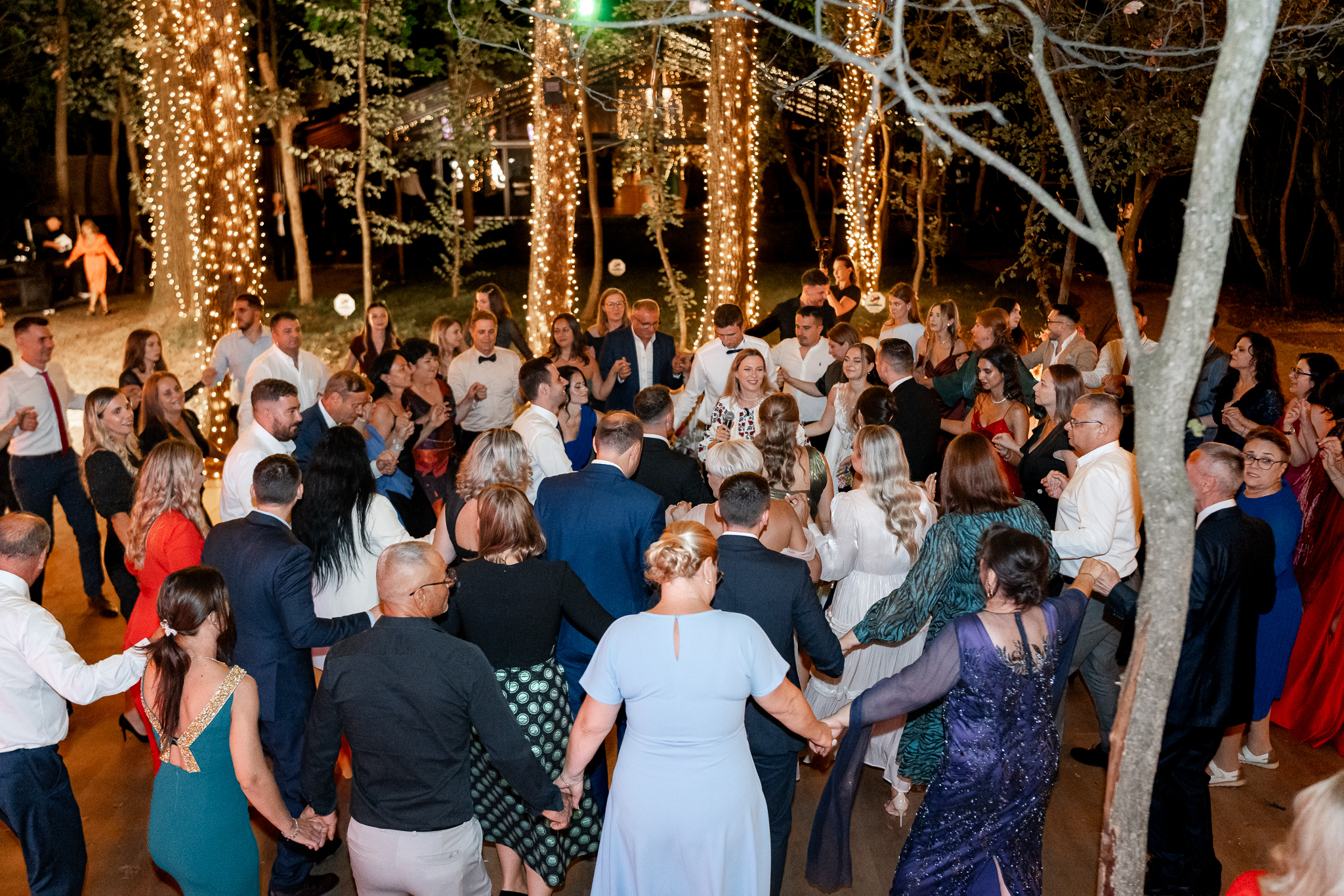 Petrecere de nuntă în aer liber, în mijlocul pădurii, la Pădurile Regale - fotografie FOTOTIME