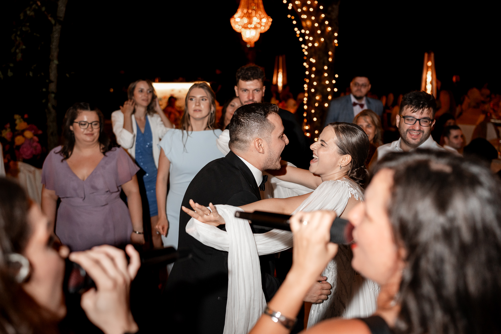 Petrecere de nuntă în aer liber, în mijlocul pădurii, la Pădurile Regale - fotografie FOTOTIME