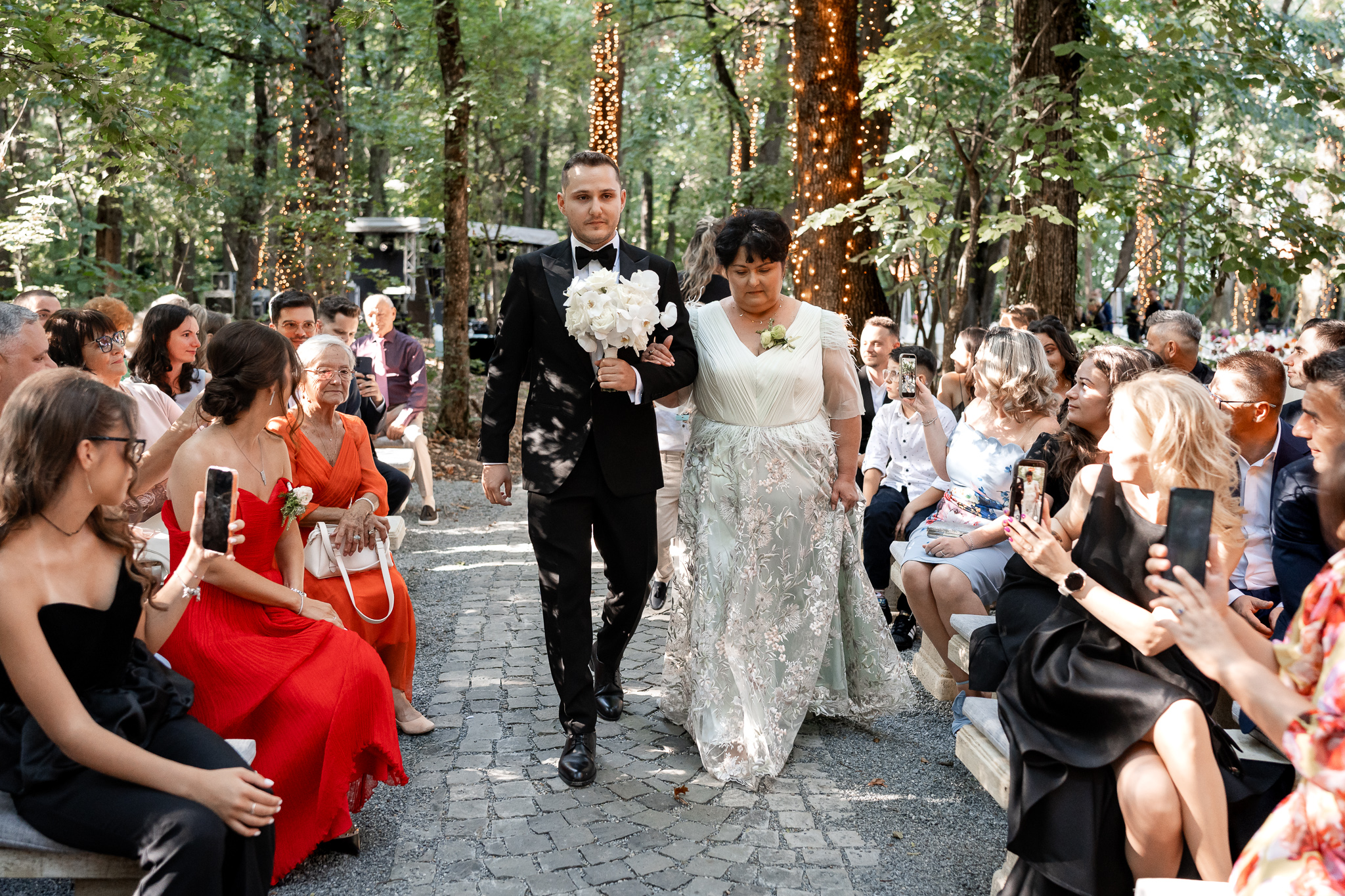 Ceremonie religioasă în pădure la Pădurile Regale, fotografiată de FOTOTIME