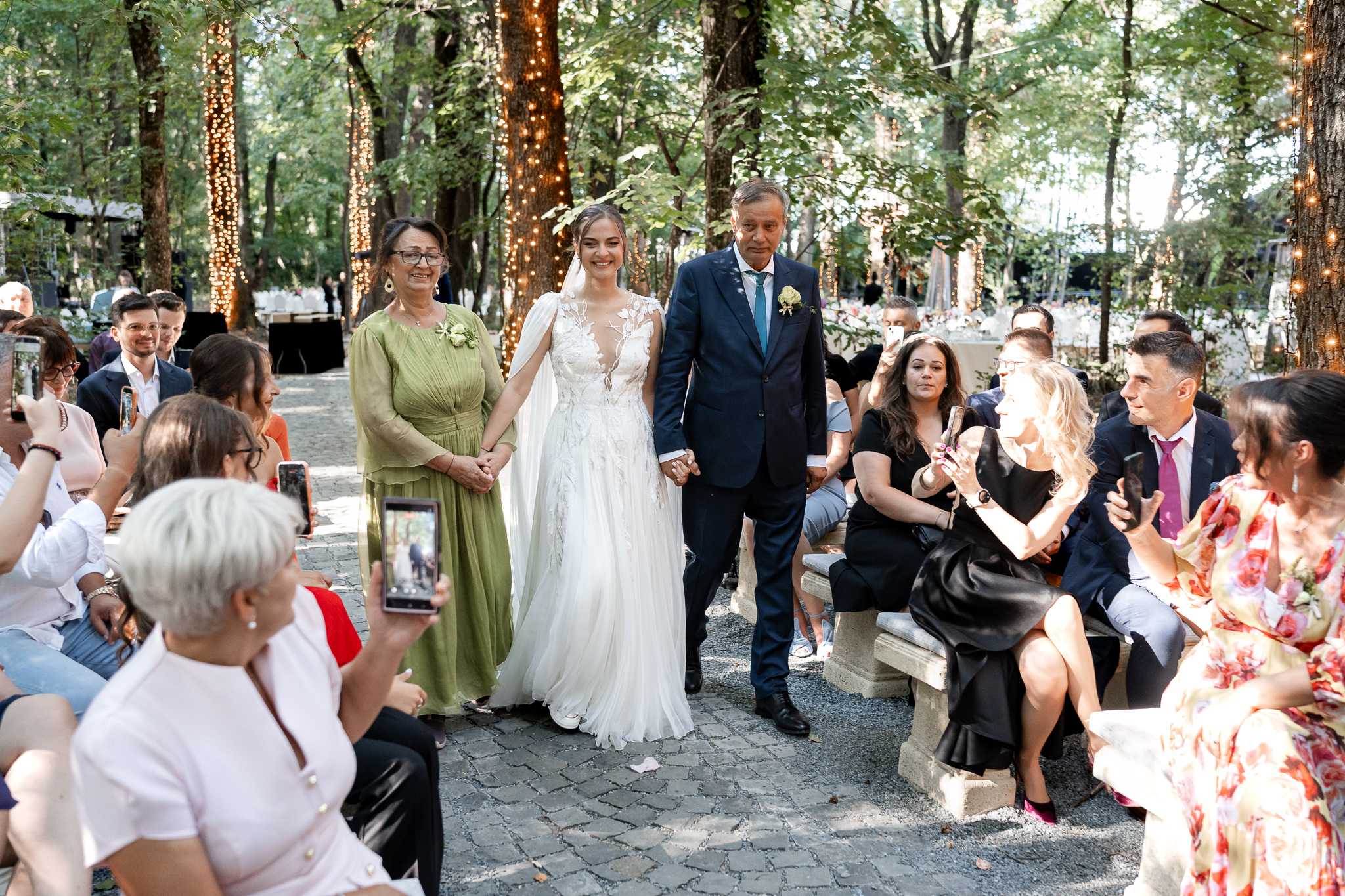 Ceremonie religioasă în pădure la Pădurile Regale, fotografiată de FOTOTIME
