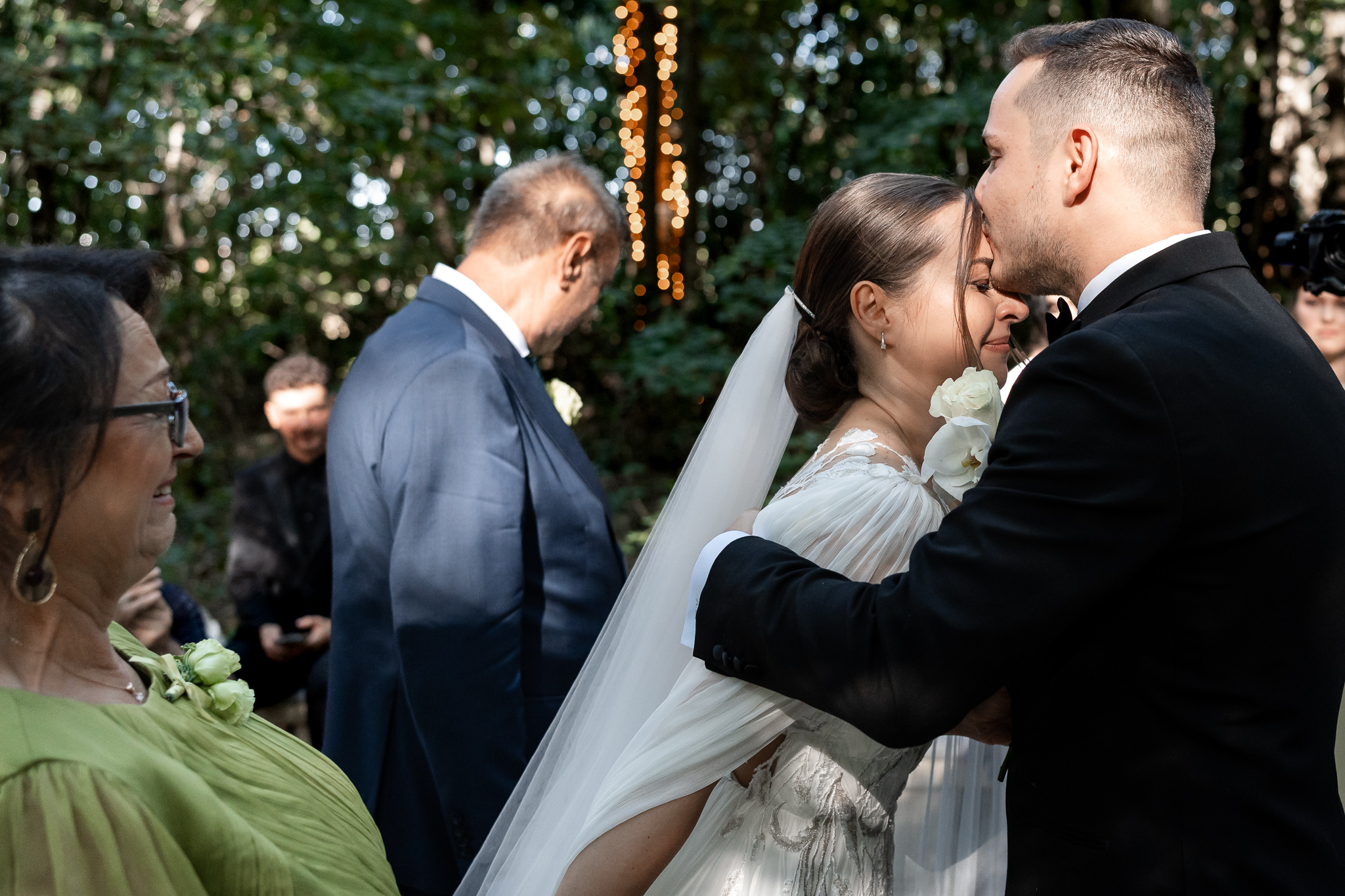 Mălina și Andrei la ceremonia religioasă în aer liber, în pădure, la Pădurile Regale